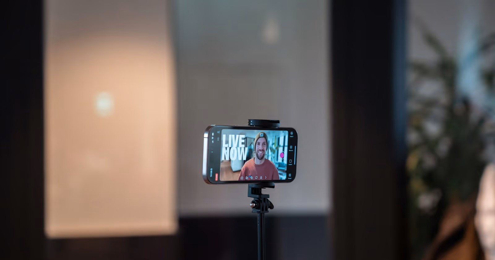 Telefonla canlı yayın yapan içerik üreticisini gösteren, influencer reklam kurallarını simgeleyen kapak görseli