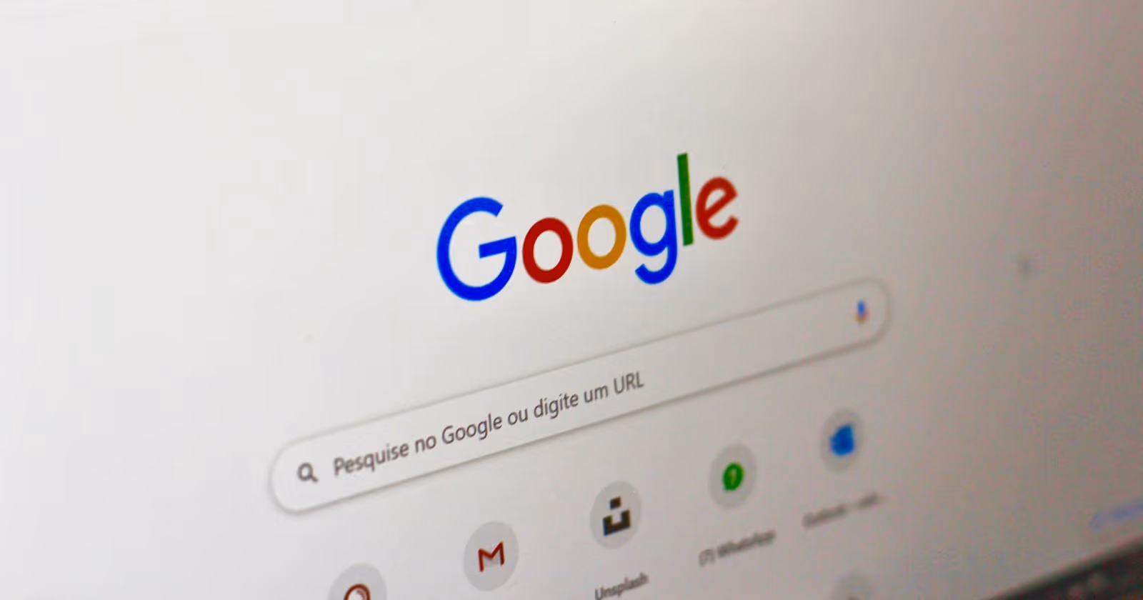 Bilgisayar ekranında Google arama sayfasını gösteren, tıklamasız aramayı simgeleyen kapak görseli